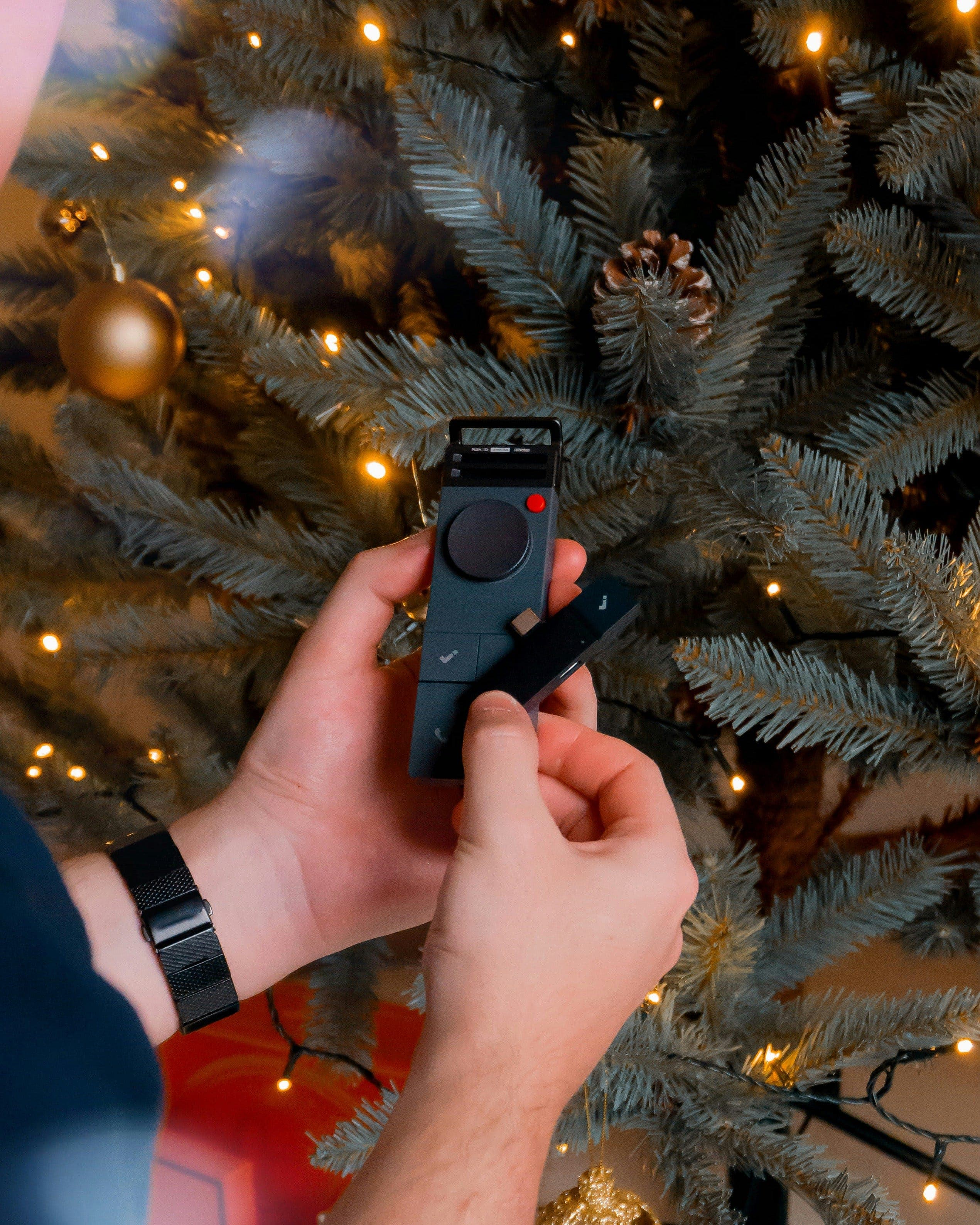 The Tiny AI Gadget Living on My Collar (And Why I’ll Never Go Back to Taking Notes Myself)