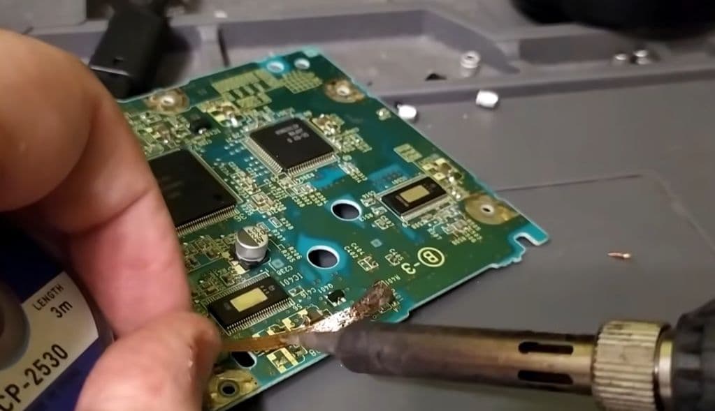 Fixing a GameCube’s Dodgy Optical Drive With Fresh Capacitors