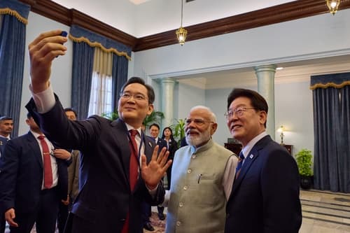 Lee takes selfies with Indian PM Modi, Samsung chairman with Galaxy phone