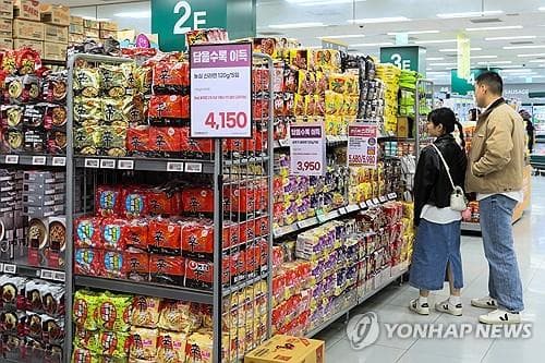 Consumer sentiment falls to 1-yr low in April amid Middle East crisis