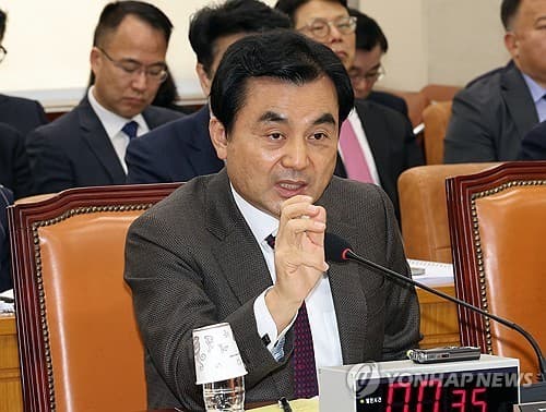 Defense minister denies reports USFK commander protested over alleged leak of U.S. intel on N.K. nuke facility