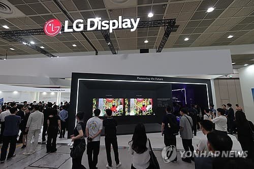 (LEAD) LG Display's Q1 operating profit jumps over fourfold on OLED sales