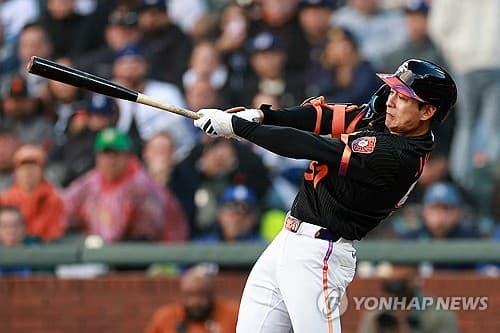 (LEAD) Giants' Lee Jung-hoo takes upper hand over Dodgers' Kim Hye-seong