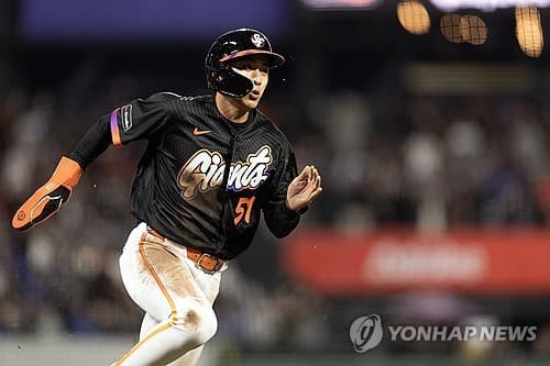 Giants' Lee Jung-hoo picks up hit, Dodgers' Kim Hye-seong silenced in Korean duel