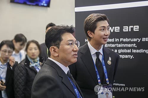(LEAD) Police seek arrest warrant for Hybe chairman over alleged unfair stock trading