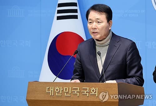 (LEAD) USFK chief lodges protest against unification minister for leaking U.S. intelligence: lawmaker