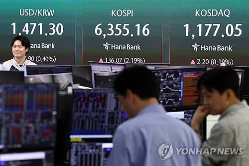 Seoul stocks sharply up late Tue. morning, poised for new record high