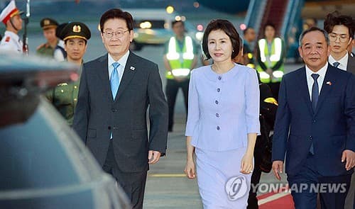 (LEAD) Lee arrives in Vietnam after wrapping up India visit