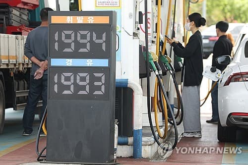 Gov't freezes price caps on fuel products for another 2 weeks