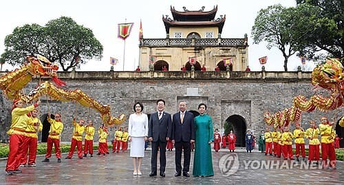 Lee visits Hanoi heritage site with Vietnam's top leader