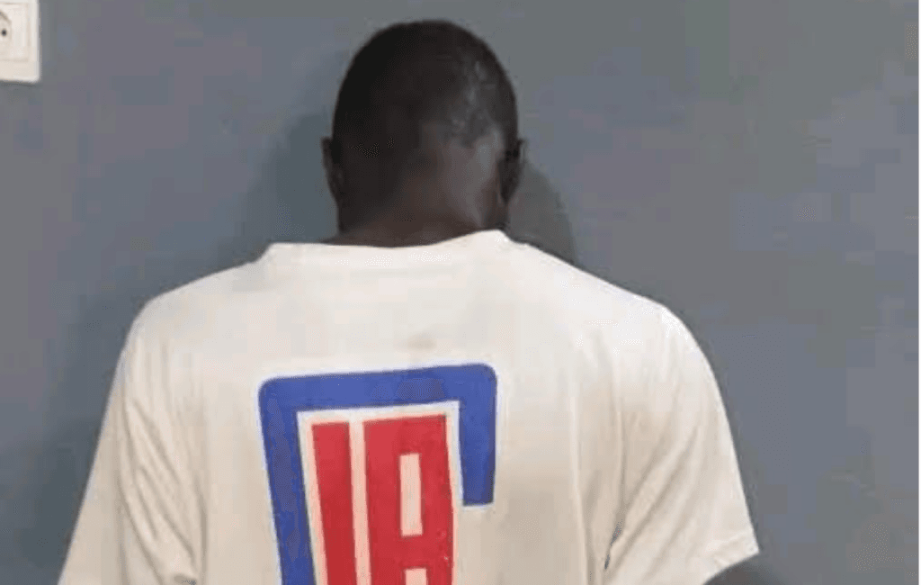 Diamaguène – il filme sa tante nue et exige des rapports sexuels pour…