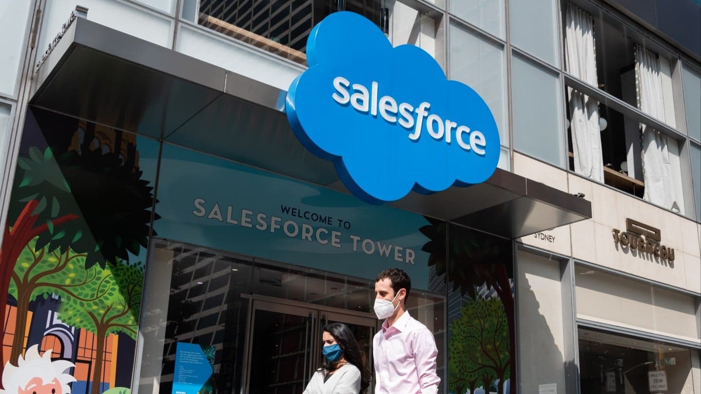 Salesforce Just Dropped 9% on Sector Panic. Is the Cloud Software King on Sale?