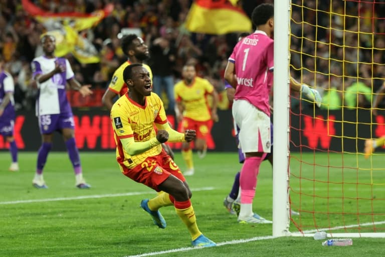 Lens leave it late to edge Toulouse and keep pressure on PSG