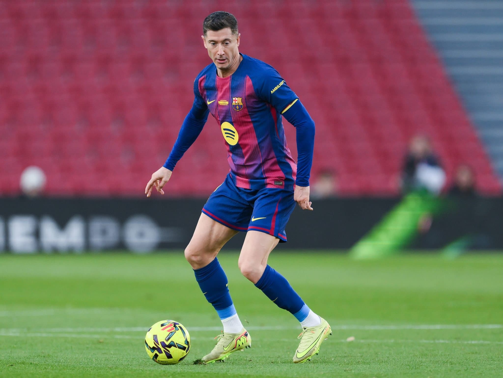 Agent of veteran striker set to meet Barcelona officials in May over new deal – report