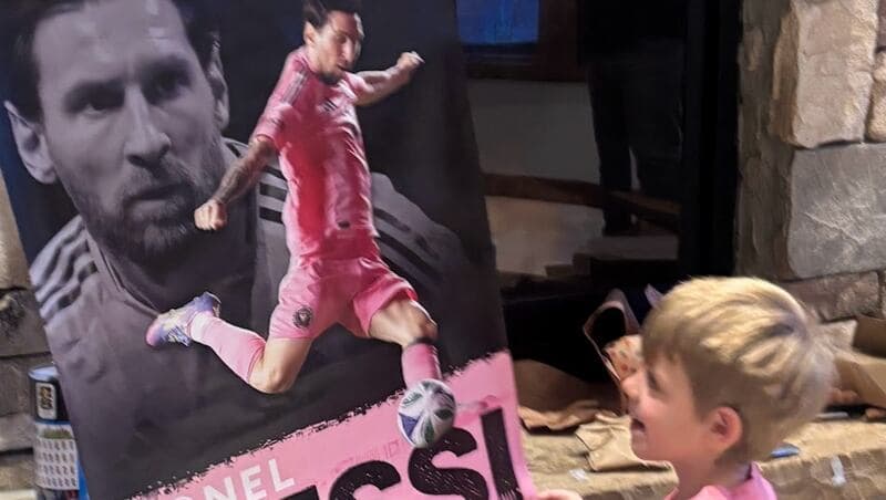 Messi’s coming! His fans, including Gil, are ready