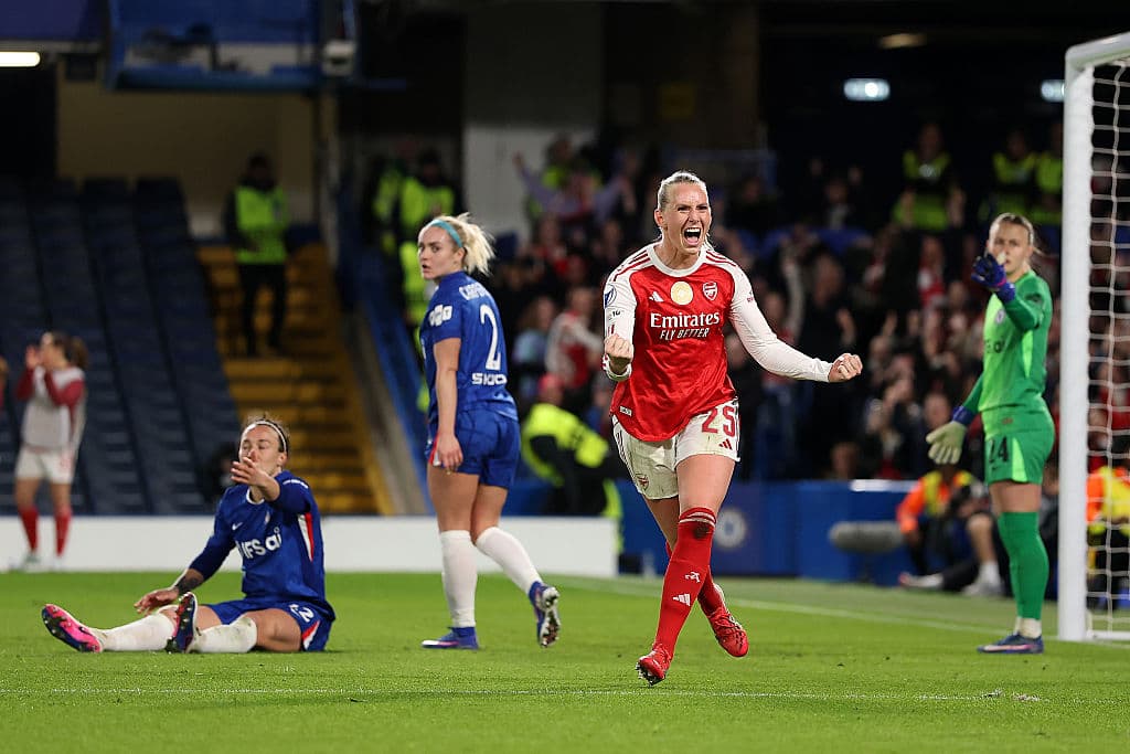 Blackstenius signs new deal with Arsenal