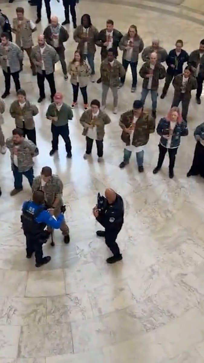 Dozens of US veterans and family members of military personnel have been arrested while staging a protest in the US Capitol building in opposition to the war on Iran. pic.
