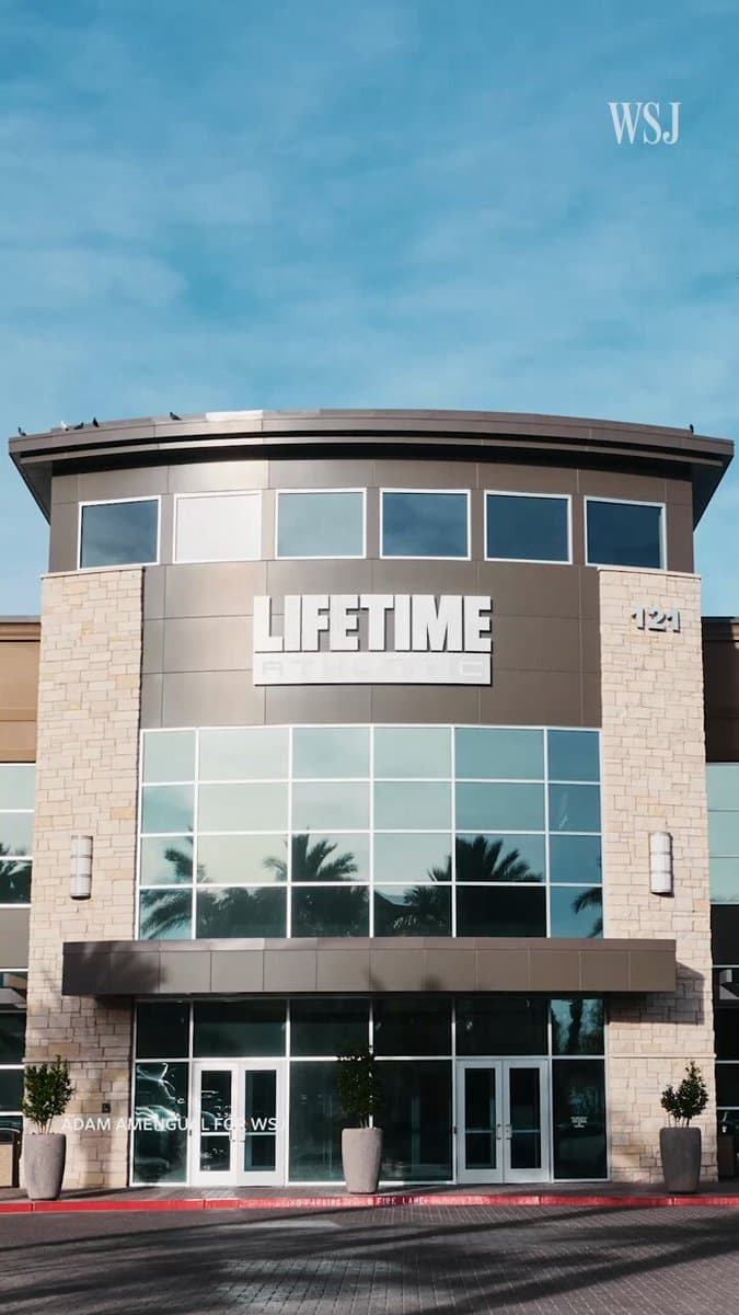 Health and wellness company Life Time is moving beyond the gym with Life Time Living, a fast-growing luxury concept that integrates high-end apartments directly into its workout spaces. Read more: 🔗 pic.