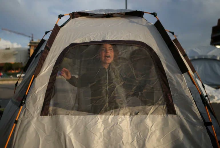 Displaced people in Lebanon shelter on Beirut’s streets. 🔴 LIVE updates: pic.