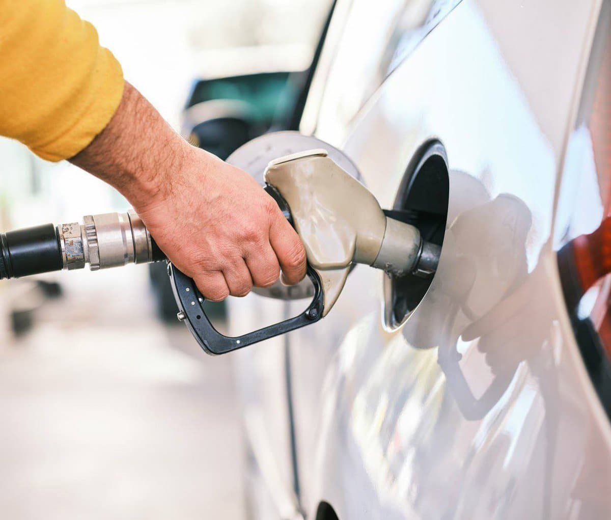 NEW: Average U.S. gas price drops below $4/gal for the first time since March, according to GasBuddy. With oil up 8%, gas prices are likely to rise again, possibly reaching $4.70 this year, according to @Kalshi. pic.