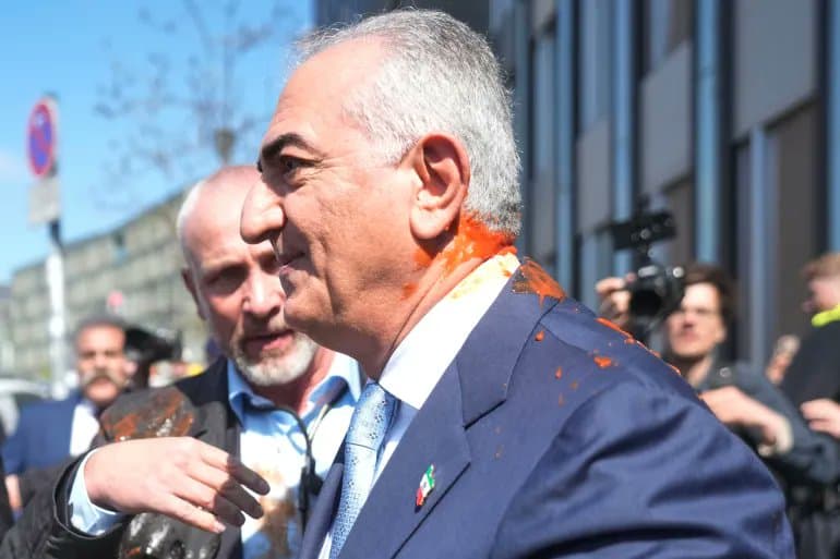 A demonstrator hurls a red substance at the son of Iran’s last shah, exiled Crown Prince Reza Pahlavi, in Berlin, Germany. 🔴 LIVE updates: pic.