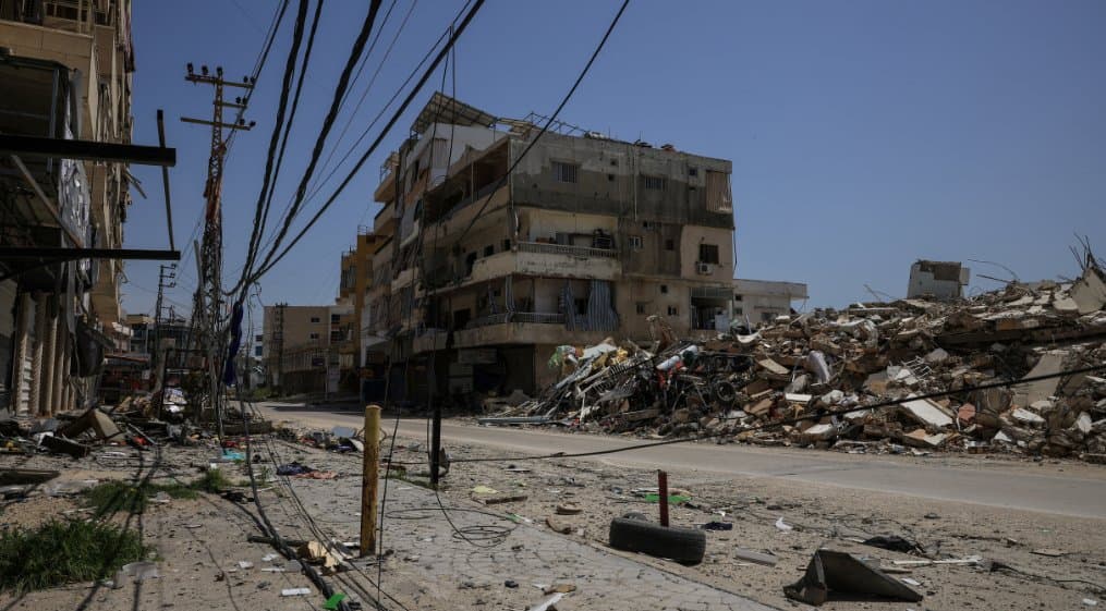 The Israeli army has reiterated that it continues to occupy swathes of land in southern Lebanon, where it has established a Gaza-like "Yellow Line," expanding control up to the Litani River. 🔴 LIVE updates: pic.