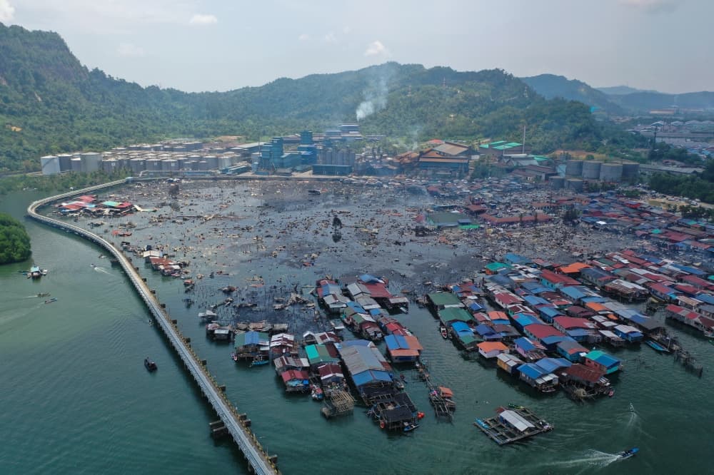 Police: More than 9,000 displaced after fire destroys 1,000 homes in Sandakan