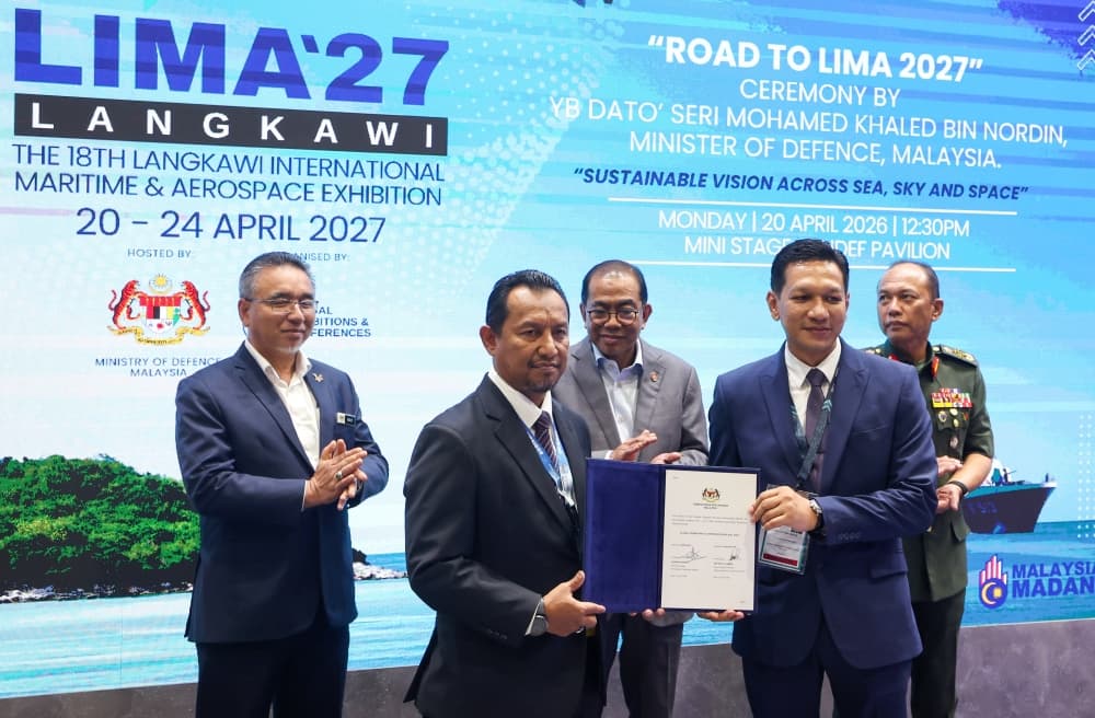Mindef hands over LoA to Global Exhibitions & Conferences to promote LIMA 2027