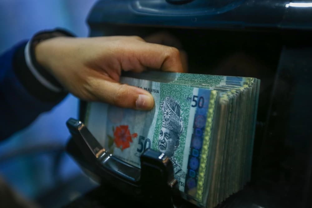 Ringgit ends slightly lower against US dollar, firmer vs other majors