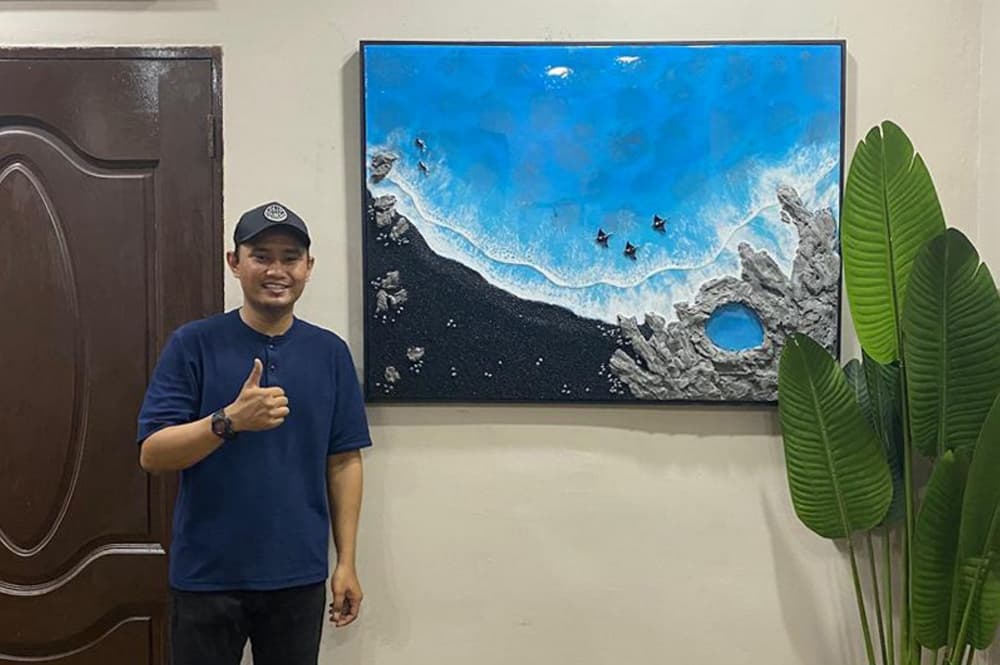 Realistic ocean‑wave resin art by young Malaysian artist captivates collectors