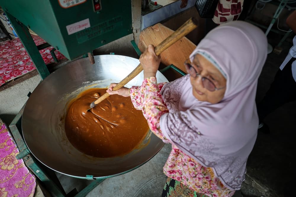 Slow-stirred legacy: Chik Ah’s dodol still defines tradition after five decades