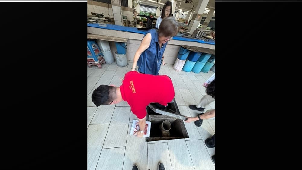 Dapsy urges Kuching North City Commission to inspect manhole covers after near‑miss at Sungai Maong market