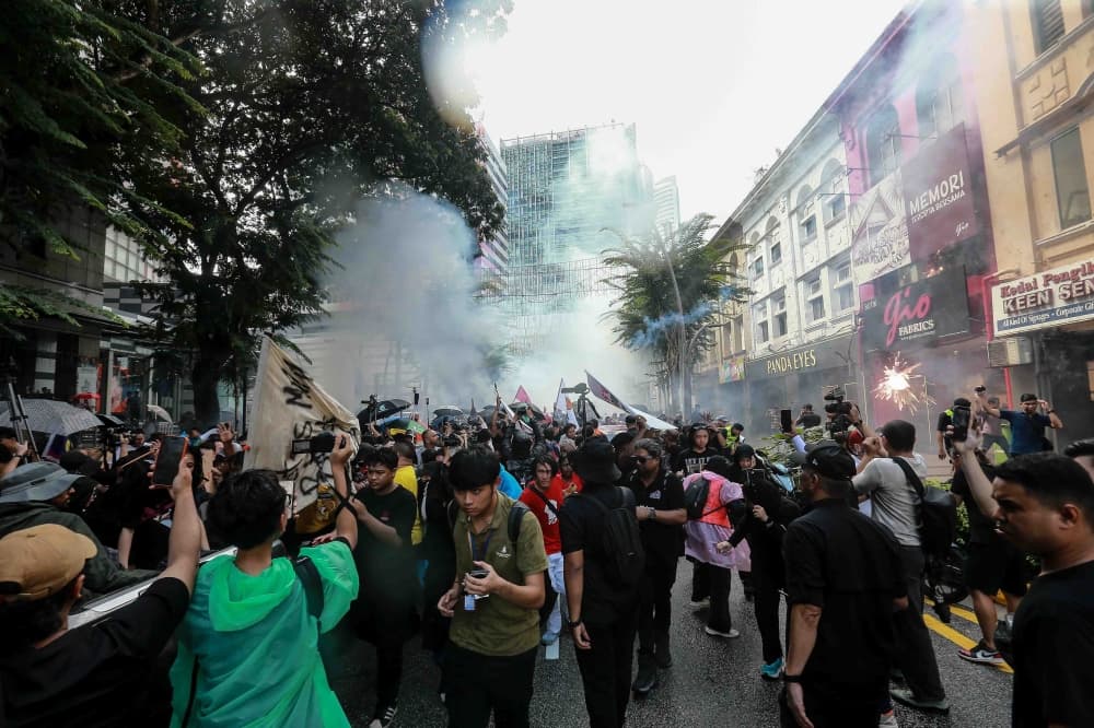 Cops investigating fireworks during ‘Tangkap Azam Baki’ rally, unexploded ones found at otherwise ‘safe’ rally that drew 300 protesters