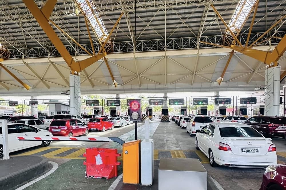 Exposed: RM1,000 per head syndicate at Kedah border, senior immigration officer among 10 arrested