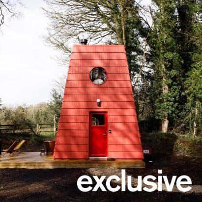 Reds shingles create "sense of personality and wonder" at Cucu cabin by Studio Bucky