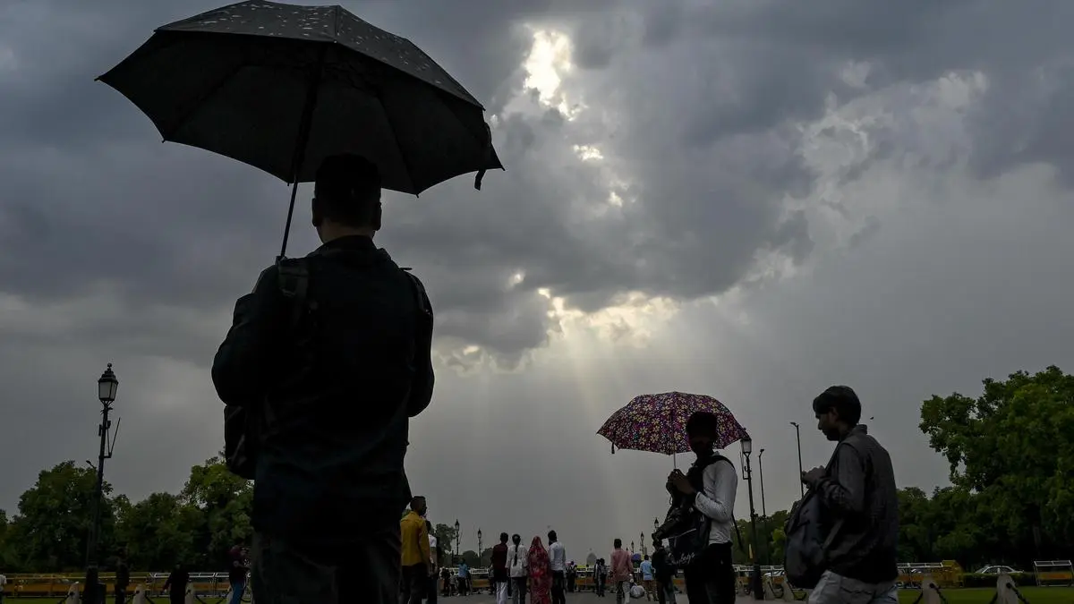 Delhi sees sharp drop in minimum temperature