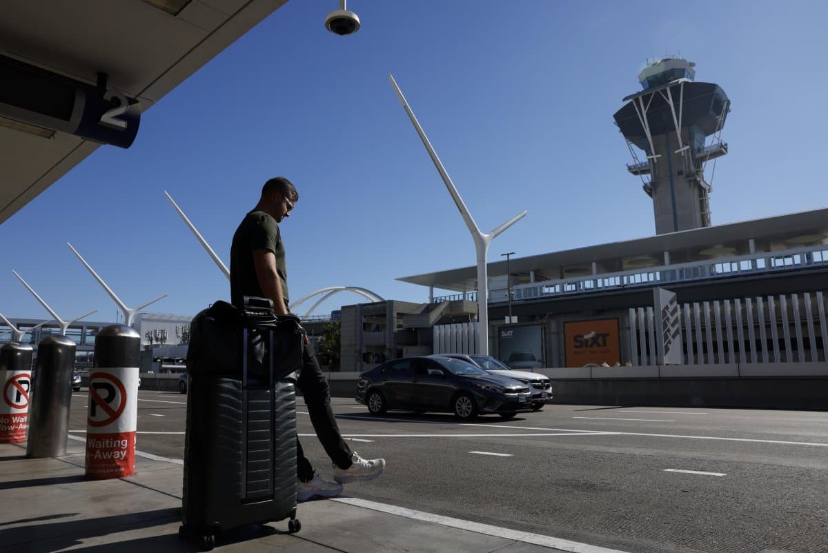 FAA accepting bids for AI system to assist air traffic controllers