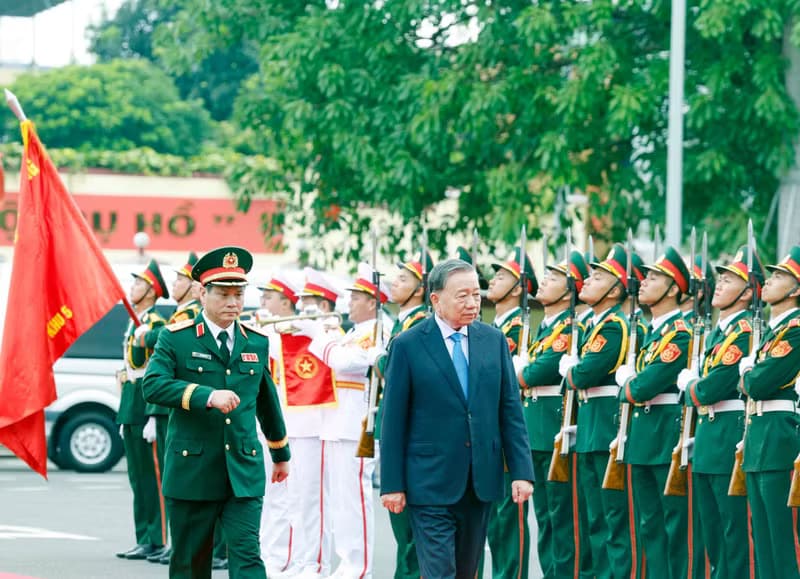 Top leader requests Military Region 5 to play core role in building all-people defence