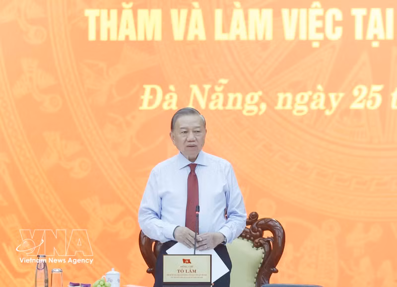 Top leader urges Da Nang city to develop into major national growth pole
