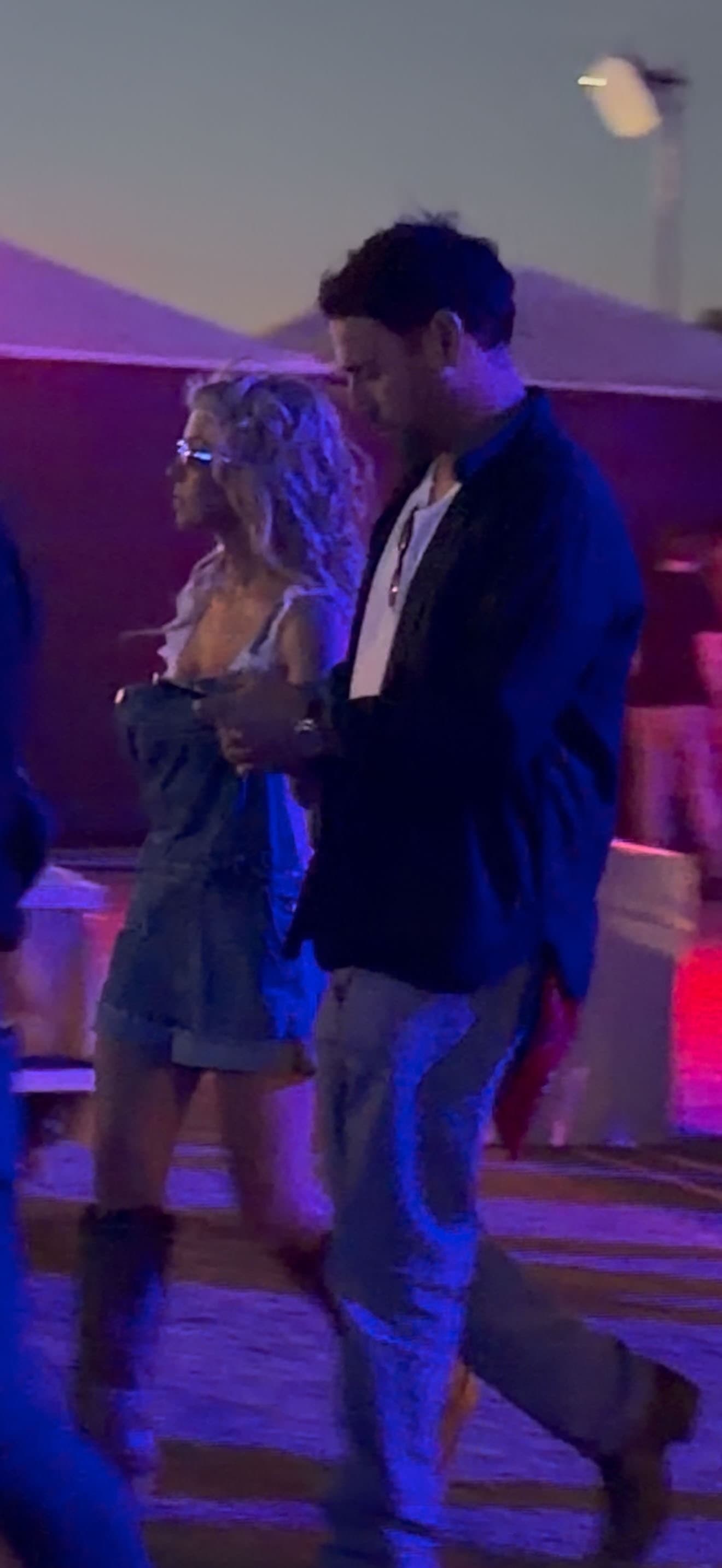 Sydney Sweeney lets loose on boyfriend Scooter Braun’s shoulders at Stagecoach