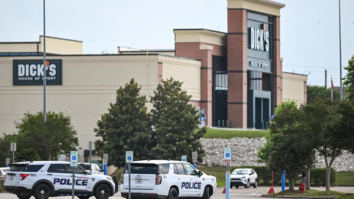 Exchange of gunfire inside Mall of Louisiana leaves 1 person dead, 5 wounded