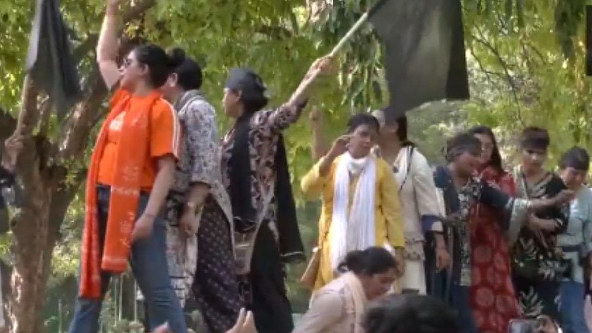BJP women workers march to Rahul Gandhi's residence in Delhi after Constitution Amendment Bill defeat