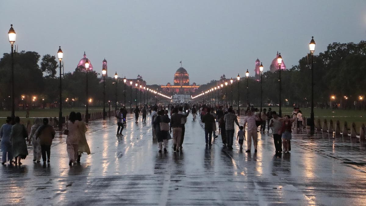 Delhi sees sharp drop in minimum temperature