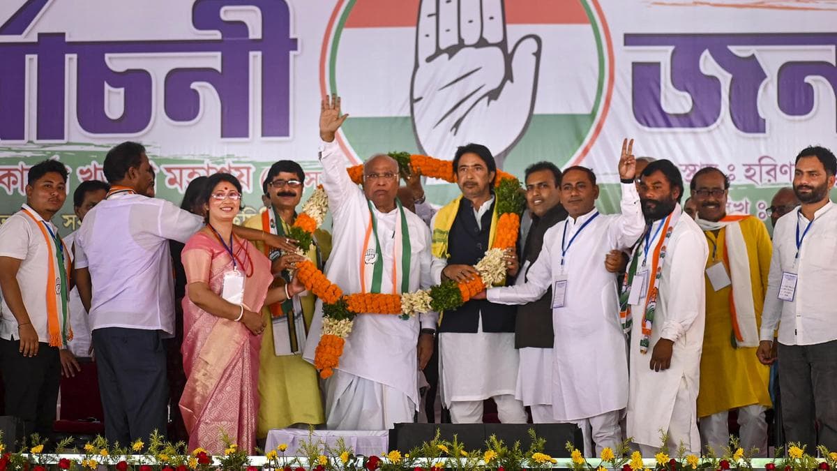 Kharge asks if Modi wants to be CM of West Bengal