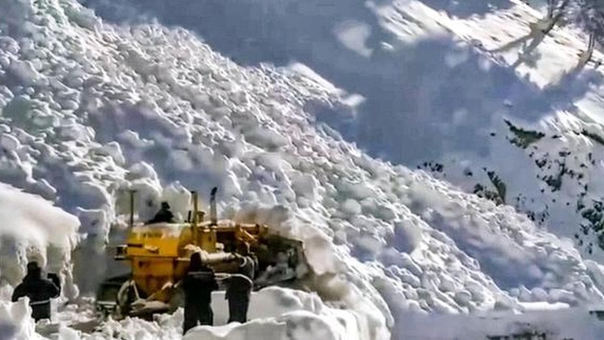 Vehicles stranded after avalanche hits Srinagar-Kargil highway