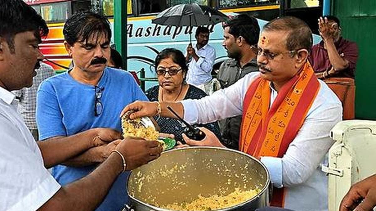 Srisailam temple EO asks choultries to set up drinking water kiosks, ensure hygiene at annadanam
