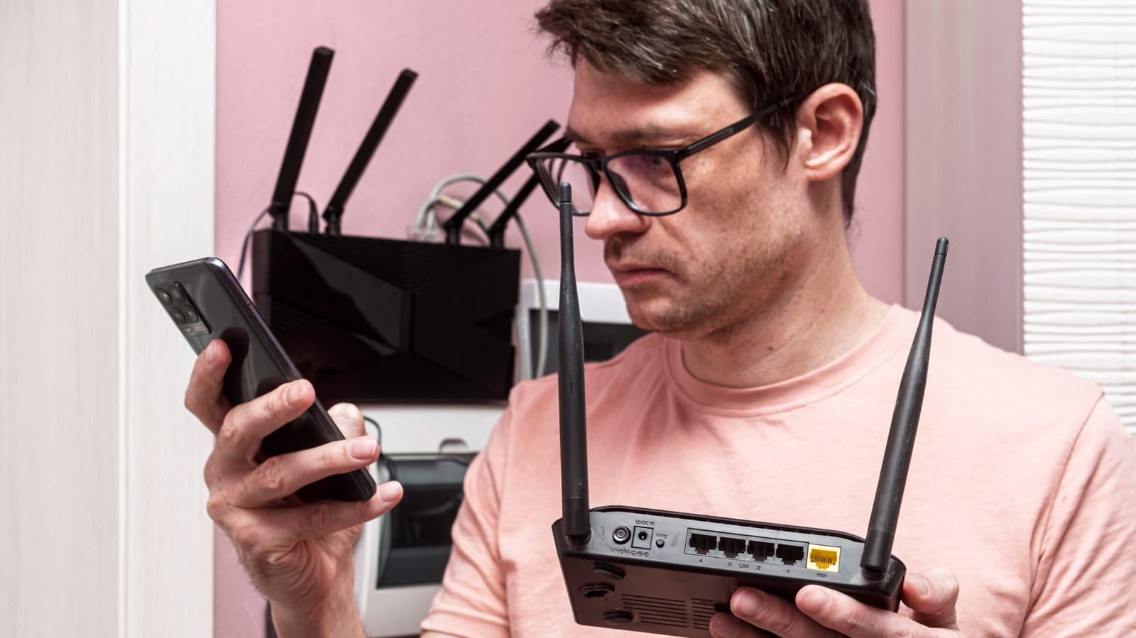 Should Your Router's Antennas Be Vertical Or Horizontal? Here's How To Position Them Correctly