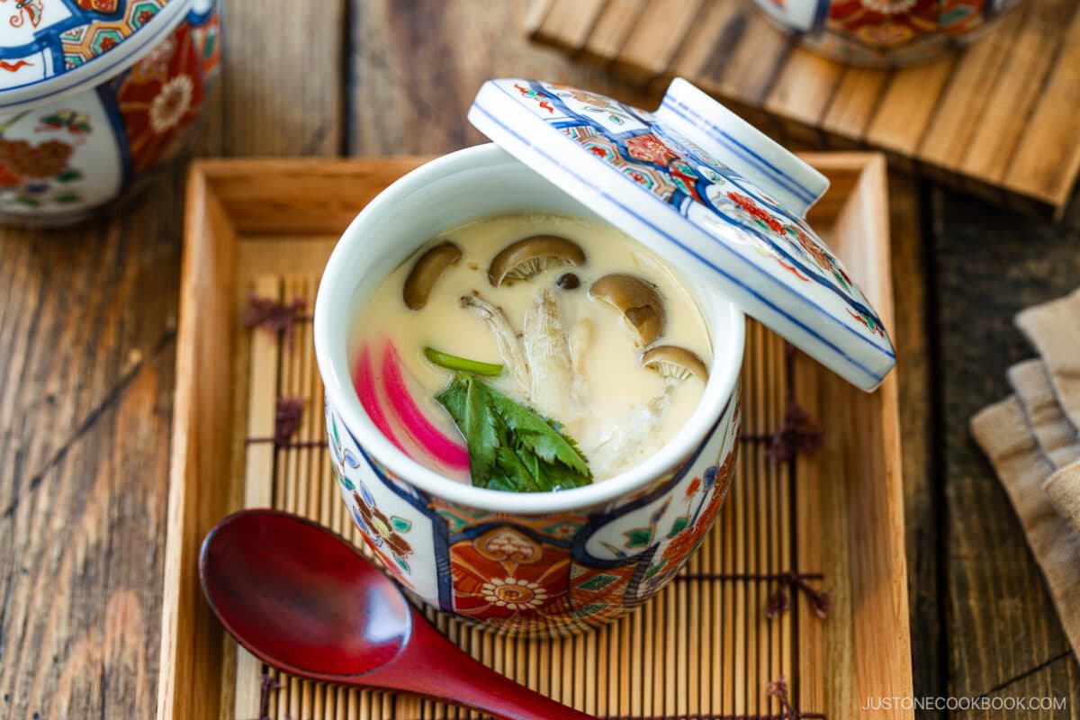 Chawanmushi (Japanese Savory Steamed Egg Custard) (Video) 茶碗蒸し