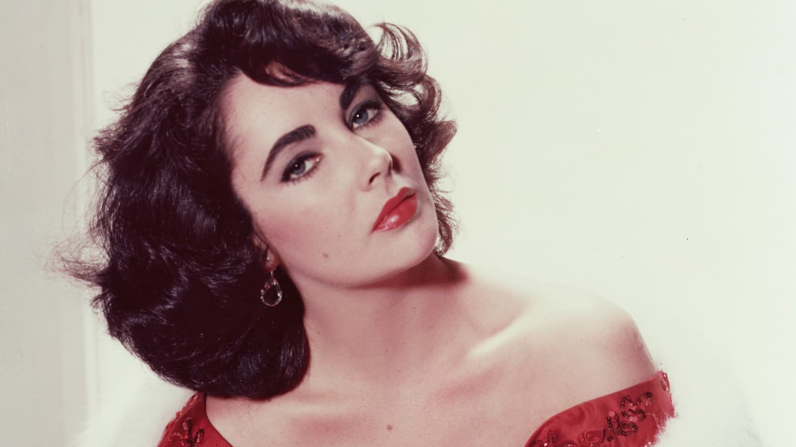 Elizabeth Taylor's Favorite Dessert Was A Chocolatey Hybrid
